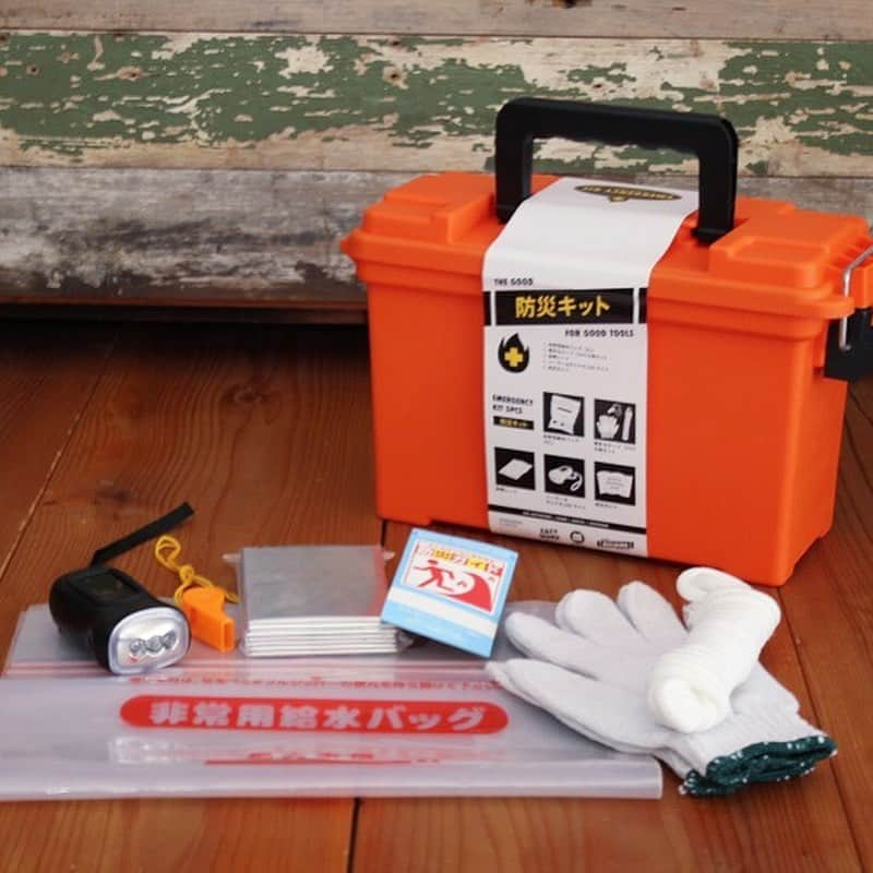 BRID 【NEXTANDARD MARKET】のインスタグラム：「. ・ MOLDING EMERGENCY KIT / 防災キット ・ ・ 本日、9月1日は防災の日 ・ ・ 一家に一台は常備しておきたい防災グッズを最低限のセレクトで詰め込んでいます ・ ・ ボックスは人気の高いツールボックスを使っているので、エントランス等にそのまま置いていても違和感がありません ・ ・ 新築祝いや引っ越し祝いにも喜ばれるアイテムです ・ ・ 【MOLDING EMERGENCY KIT ¥4,200】 ・ ・ ・ #防災 #防災の日 #防災セット #防災キット #エマージェンシーキット #エマージェンシー #インテリア #ブリッド #防災用品 #防災準備 #防災グッズ見直し #防災対策 #エントランス」