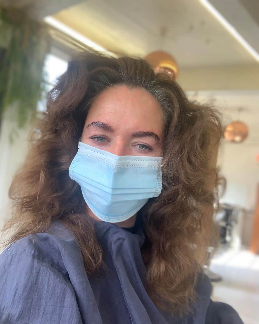 レナ・ヘディのインスタグラム：「Question. How often do I brush my hair...  A. Never B. Never  C. If I’m at the hairdresser and they ask me to.  #wtf #greyhairlinepubesmodelsown #terradactilnest #mentalbrows」