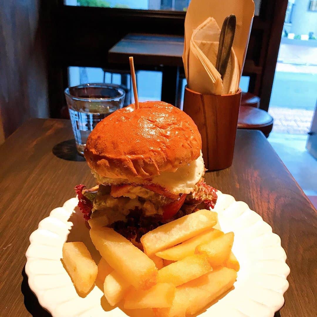 福田葉子さんのインスタグラム写真 - (福田葉子Instagram)「飛び込みで入ったカフェのランチ、てりたまバーガーが高々とそびえすぎて顎が外れそうになりました…。 #hamburger #lunch #yummy #high #てりたまバーガー #ランチ　#食べにくい　#びっくり」9月1日 22時45分 - yoyoyokoko
