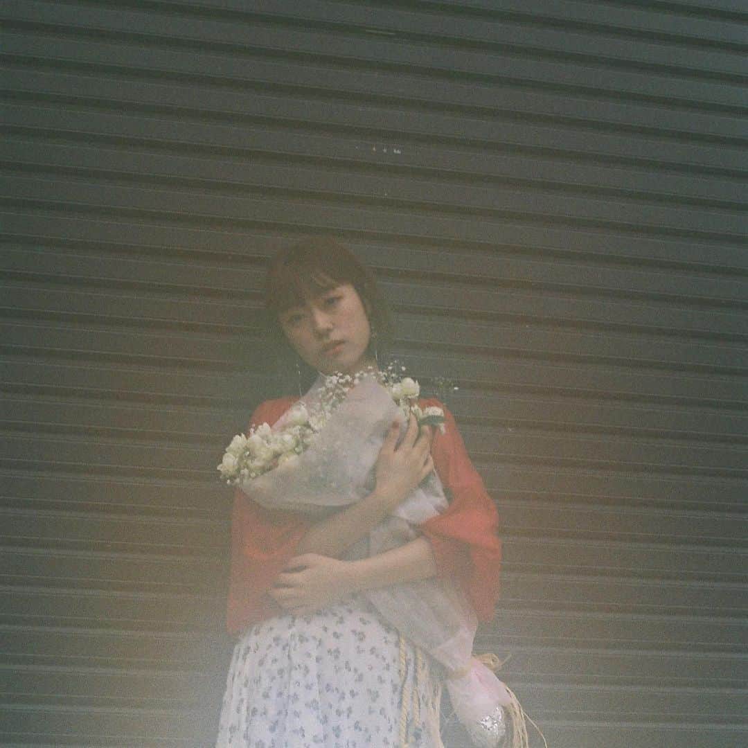 アサヒ（小林あさひ）さんのインスタグラム写真 - (アサヒ（小林あさひ）Instagram)「9月2日リリース 足跡 ヨシノハナさん @appl__e____  に、お願いしました💐 花束も作ってきてくださり、 沢山のカメラを駆使して撮っていただきました！ 是非初回を！オススメします！」9月1日 22時46分 - lgm_asahi_official
