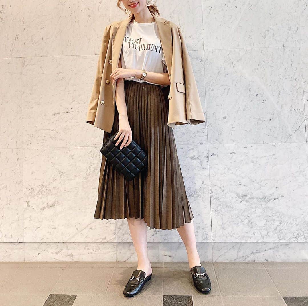 のインスタグラム：「. 9月🍄 . まだまだ暑いけど 今週のwithチャンネルは ユニクロのスカートを使った 秋コーデです🙈💕 . . . #code#ootd#outfit #uniqlo#with#YouTube #gu#h&m#milaowen #雑誌#ユーチューブ #秋#秋コーデ#ユニクロ  #ユニクロコーデ#プチプラ #キレイめカジュアル #プリーツスカート#秋アイテム #アコーディオンプリーツロングスカート」