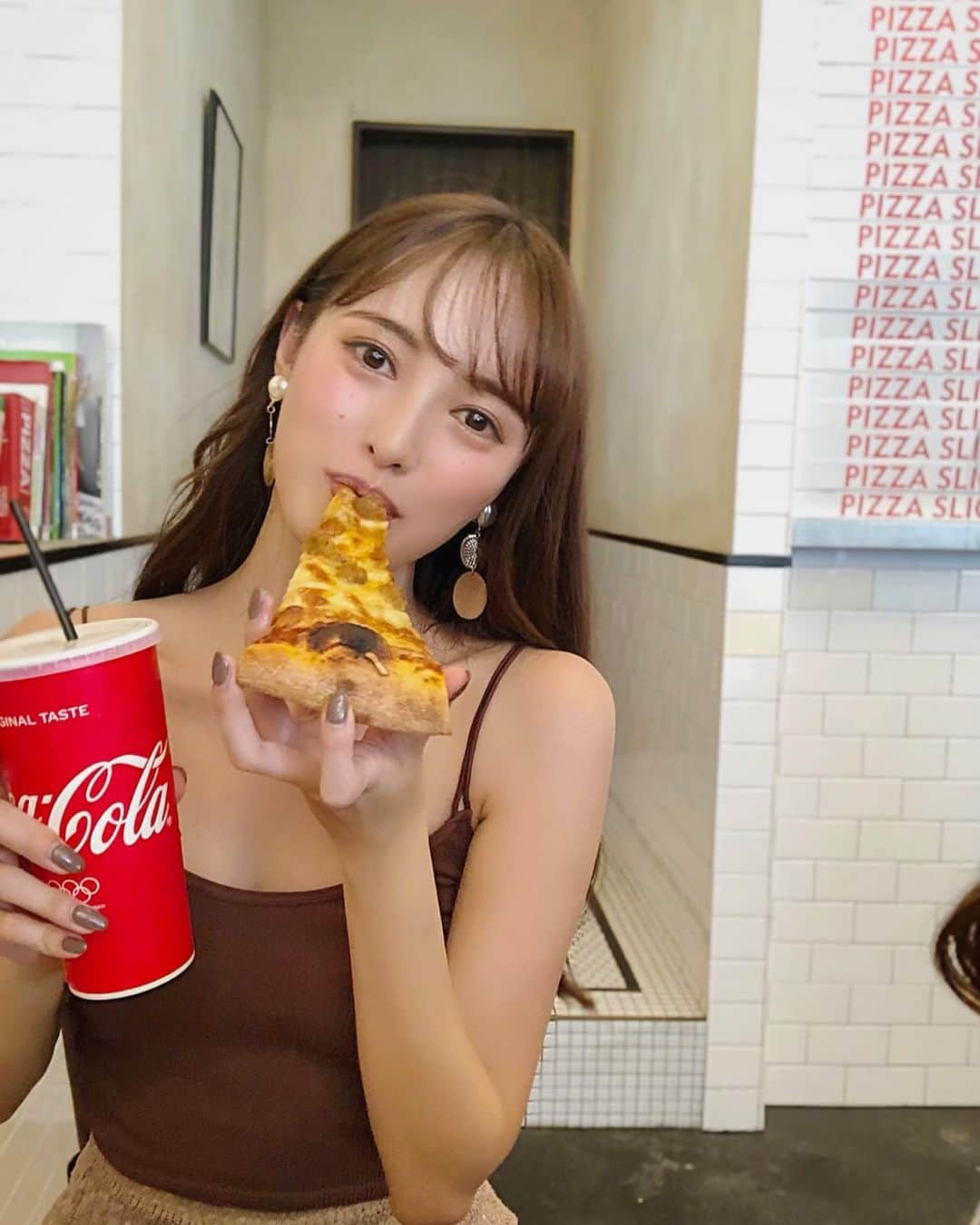 宮内理沙さんのインスタグラム写真 - (宮内理沙Instagram)「🤤🍕🥤 . . 以前インスタで見てからずっと行ってみたかったピザ屋さんに行ってきました(*´∇｀*)✨ 想像より大きかったけどペロリでした🙈 ピザのお供は炭酸ジュース1択です🧐💭 . ピザとか揚げ物とか焼肉とかハイカロリーなものが大好きで筋トレだけではまかなえなくなってきたので @haab_official でダイエット漢方を処方していただきました🙈 代謝を上げる効果があるのでトレーニングと併用して絞っています🏋️‍♂️🔥 いつもありがとうございますです🥰 . . #pizzaslice  #pizzatime #haab #ダイエット漢方 #夜中の #飯テロ #ごめんなさい #投稿しながらお腹空いてきた」9月1日 22時57分 - risa_miyauchi