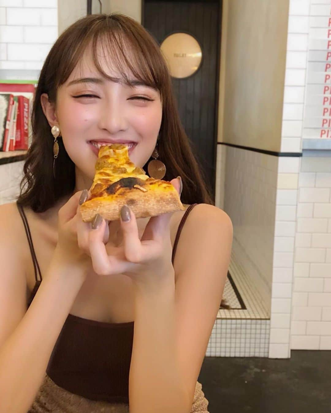 宮内理沙さんのインスタグラム写真 - (宮内理沙Instagram)「🤤🍕🥤 . . 以前インスタで見てからずっと行ってみたかったピザ屋さんに行ってきました(*´∇｀*)✨ 想像より大きかったけどペロリでした🙈 ピザのお供は炭酸ジュース1択です🧐💭 . ピザとか揚げ物とか焼肉とかハイカロリーなものが大好きで筋トレだけではまかなえなくなってきたので @haab_official でダイエット漢方を処方していただきました🙈 代謝を上げる効果があるのでトレーニングと併用して絞っています🏋️‍♂️🔥 いつもありがとうございますです🥰 . . #pizzaslice  #pizzatime #haab #ダイエット漢方 #夜中の #飯テロ #ごめんなさい #投稿しながらお腹空いてきた」9月1日 22時57分 - risa_miyauchi