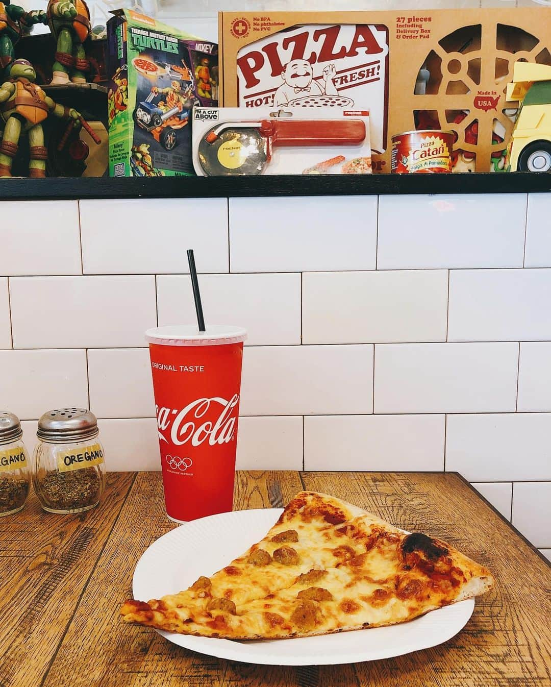 宮内理沙さんのインスタグラム写真 - (宮内理沙Instagram)「🤤🍕🥤 . . 以前インスタで見てからずっと行ってみたかったピザ屋さんに行ってきました(*´∇｀*)✨ 想像より大きかったけどペロリでした🙈 ピザのお供は炭酸ジュース1択です🧐💭 . ピザとか揚げ物とか焼肉とかハイカロリーなものが大好きで筋トレだけではまかなえなくなってきたので @haab_official でダイエット漢方を処方していただきました🙈 代謝を上げる効果があるのでトレーニングと併用して絞っています🏋️‍♂️🔥 いつもありがとうございますです🥰 . . #pizzaslice  #pizzatime #haab #ダイエット漢方 #夜中の #飯テロ #ごめんなさい #投稿しながらお腹空いてきた」9月1日 22時57分 - risa_miyauchi