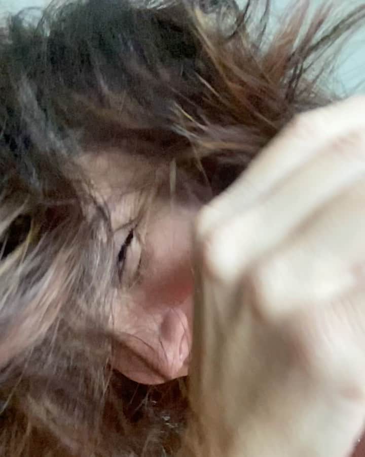 Giovanna Antonelliのインスタグラム：「Descobri que o mais alto grau de paz interior decorre da prática do amor e da compaixão. Quanto mais nos importamos com a felicidade de nossos semelhantes, maior o nosso próprio bem-estar. Ao cultivarmos um sentimento profundo e carinhoso pelos outros, passamos automaticamente para um estado de serenidade. Esta é a principal fonte da felicidade. #DalaiLama 🙌🏻  Já acordei com esse sentimento por vcs!!! Brigada por tanto carinho recebido!!! 🌹」