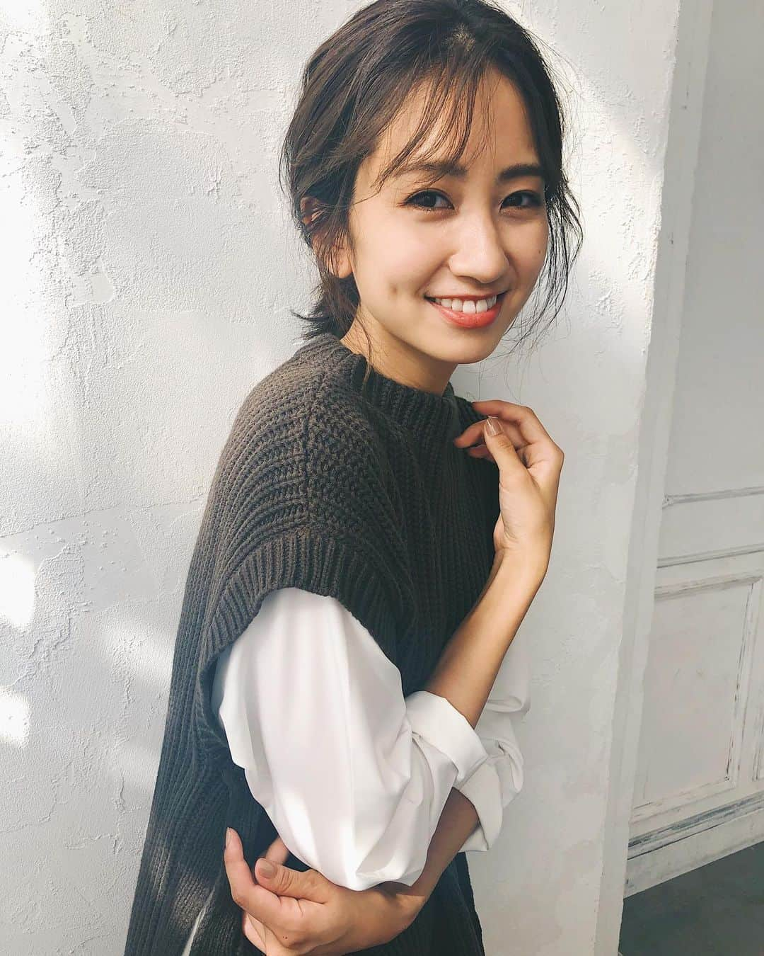 龍野伶奈のインスタグラム：「Hello September🍁 . thanks💓 hairmake @hairmake_yoshimi  cut&color @sandaiji_chest  tops @kobe_lettuce  . #2020aw #ニットベスト #シャツコーデ #シースルー前髪 #シースルーバング #ポニーテールアレンジ #ゆるふわアレンジ」