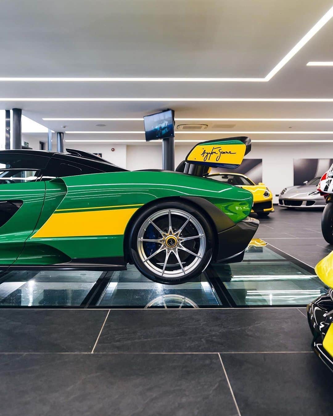 CarsWithoutLimitsさんのインスタグラム写真 - (CarsWithoutLimitsInstagram)「Brazil Inspired #Senna 🇧🇷  Photos @tfjj  #carswithoutlimits #mclaren」9月1日 22時59分 - carswithoutlimits
