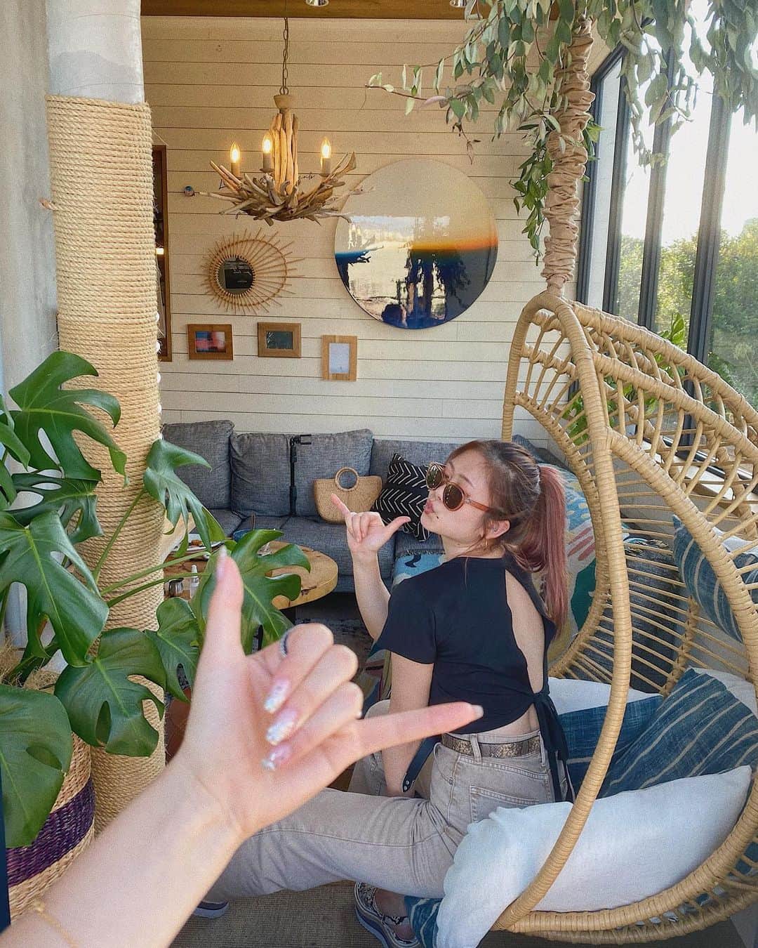 YOKOのインスタグラム：「Hello September🍋  時が経つのが早すぎてついてけない(笑) まずはちょっと前に行ったカフェから🤳  都内で南国味わえるカフェ🌺 ここは個室で予約したよ〜！ 1500円/1hで女子会にもぴったり👌🏼  ハワイアンなメニュー盛りだくさんでフレンチトーストもアサイーも美味しかった☺️🍴  風通しもよくて密にならないし 入る前にアドレス登録してクラスター発生してしまった場合は情報をくれるように対策してくれてたりと安心して過ごせたのもよかったな〜🥰」