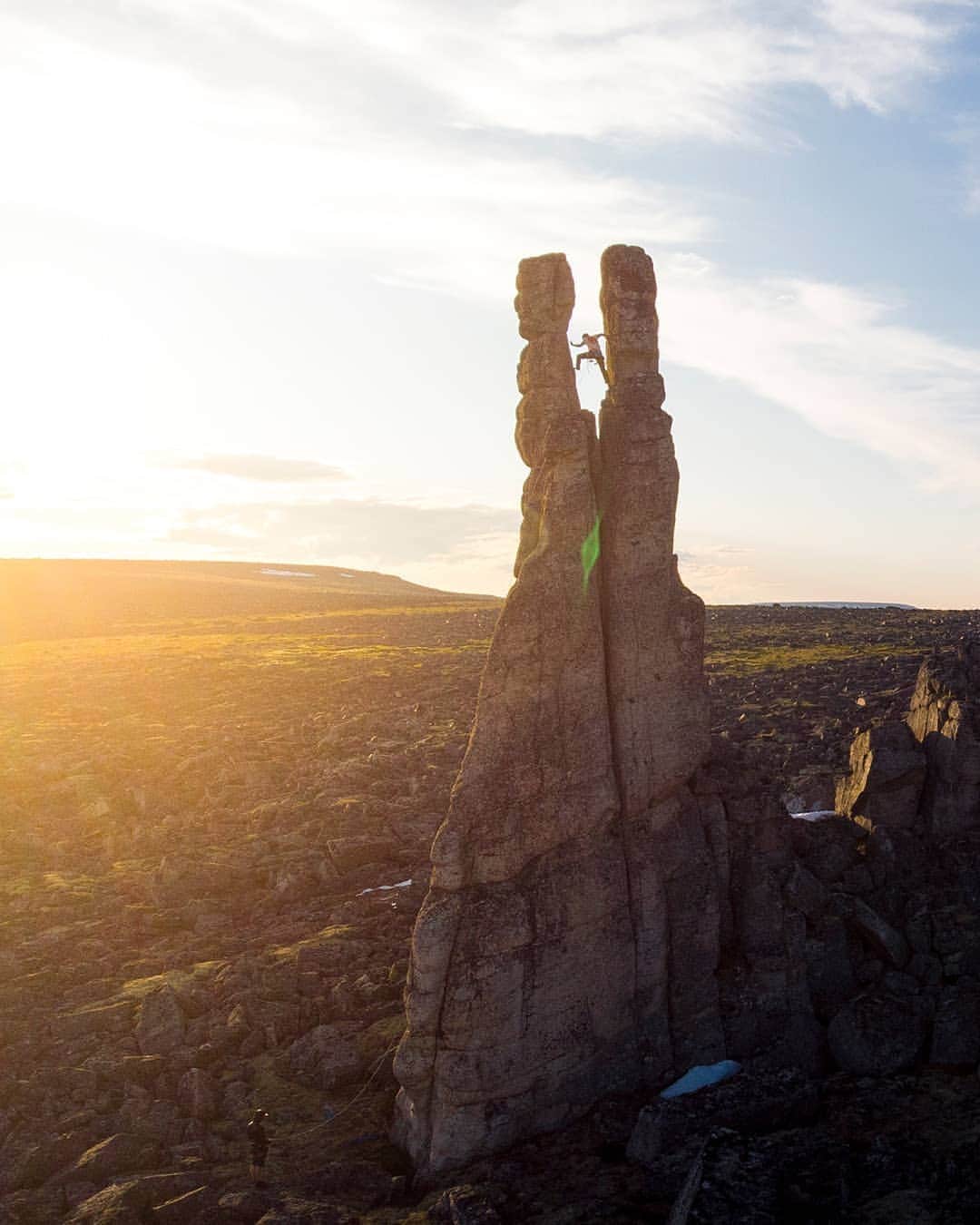レッドブルのインスタグラム：「🌄 one of the world’s most remote places ⛰ never-been-climbed granite towers 🧗‍♂️ the *ultimate* crew of elite climbers  = an epic expedition to remember 😍 🙌 ~click the link our bio for the full documentary~  🧗‍♂️ : @kilifish 📸 : @coreyrichproductions #redbull #givesyouwings #climbing #rockclimbing #adventure #AthletesSpecialProjects」
