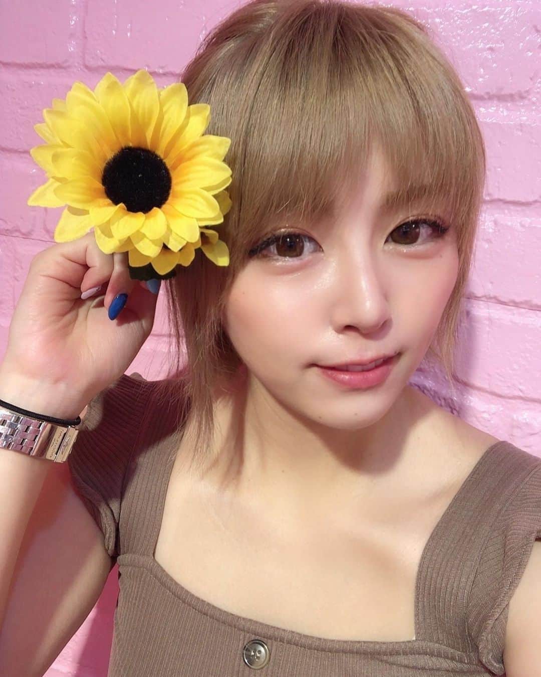 のインスタグラム：「❏❍✰  ひまわり🌻 ってかわいいですよね？💓  良かったフォロー よろしくお願いします🙇‍♂️ 残り5万人早く帰ってきてね😢笑笑  インスタ乗っ取られてぴえん   #ひまわり #きいろ  #タピオカ屋さん #フォローミー  #篠崎ゆうき」