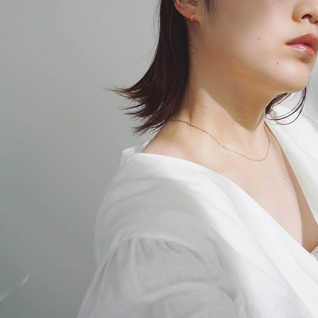 のインスタグラム：「新作の18金ピアスとチェーンネックレス。﻿ ﻿ 以前からご紹介していた細い線の18金フープピアスの太いver.で同じデザインのフープピアスです。﻿ ﻿ 存在感をもっと出したい方におすすめ♡﻿ 最近はこのピアスをつけっぱなし。﻿ ﻿ ﻿ ﻿ #jewelry_ume#ÜME#ユーミー#18金ピアス#18金ネックレス#シンプルコーデ﻿」