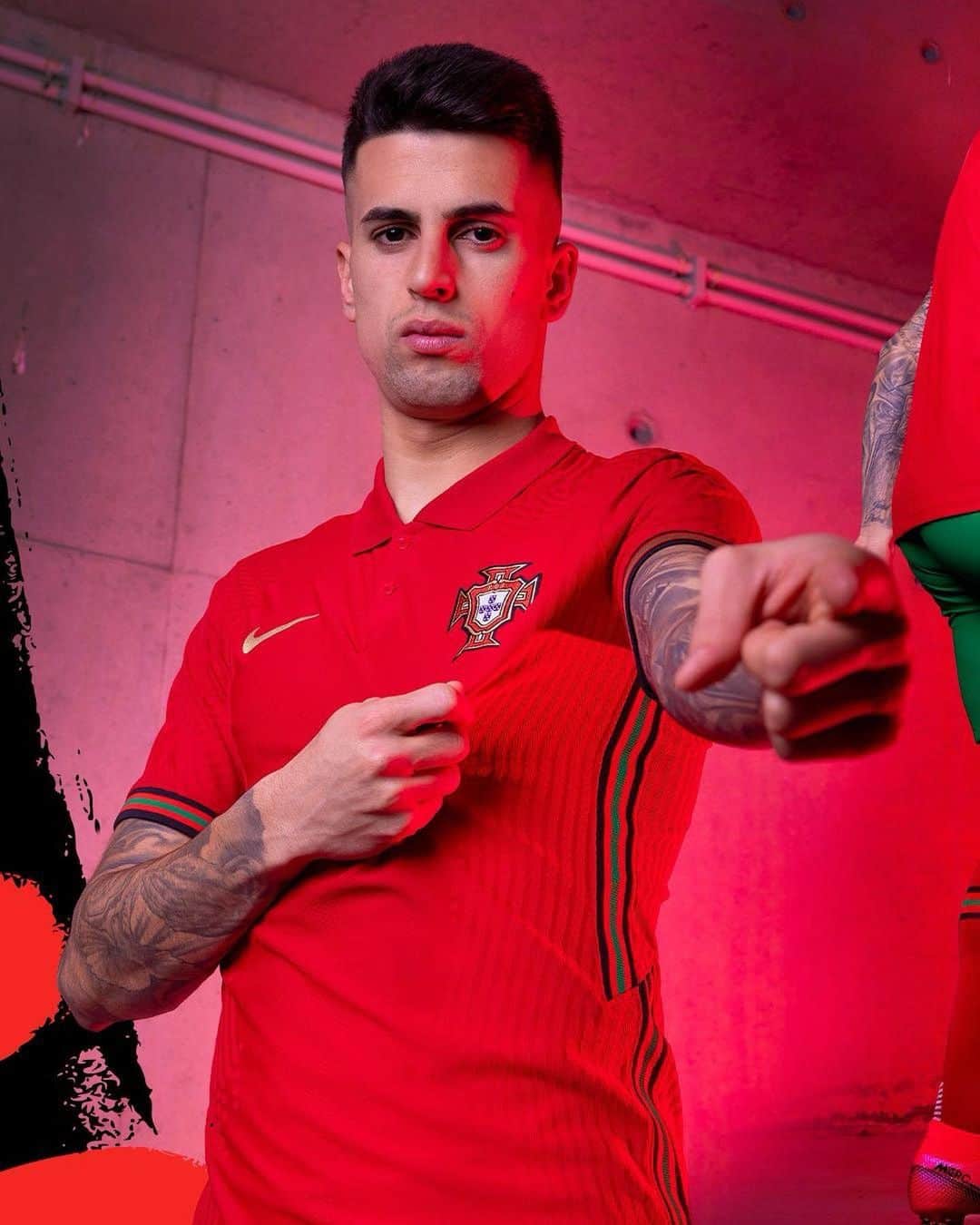 のインスタグラム：「🇵🇹 PORTUGAL🏆 #VamosTodos #VamosComTudo  👉 portugalstore.fpf.pt @nike @portugal @polarissports @diogogppinto #mommyblessme」