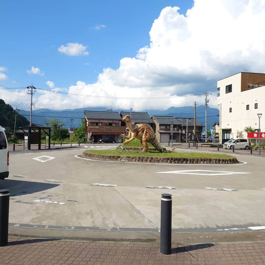 須貝駿貴のインスタグラム：「先週末は福井県立恐竜博物館での生放送でした。懐かしの恐竜博物館だったわね。 へしことぴんぴん焼きも食べたわよ。」