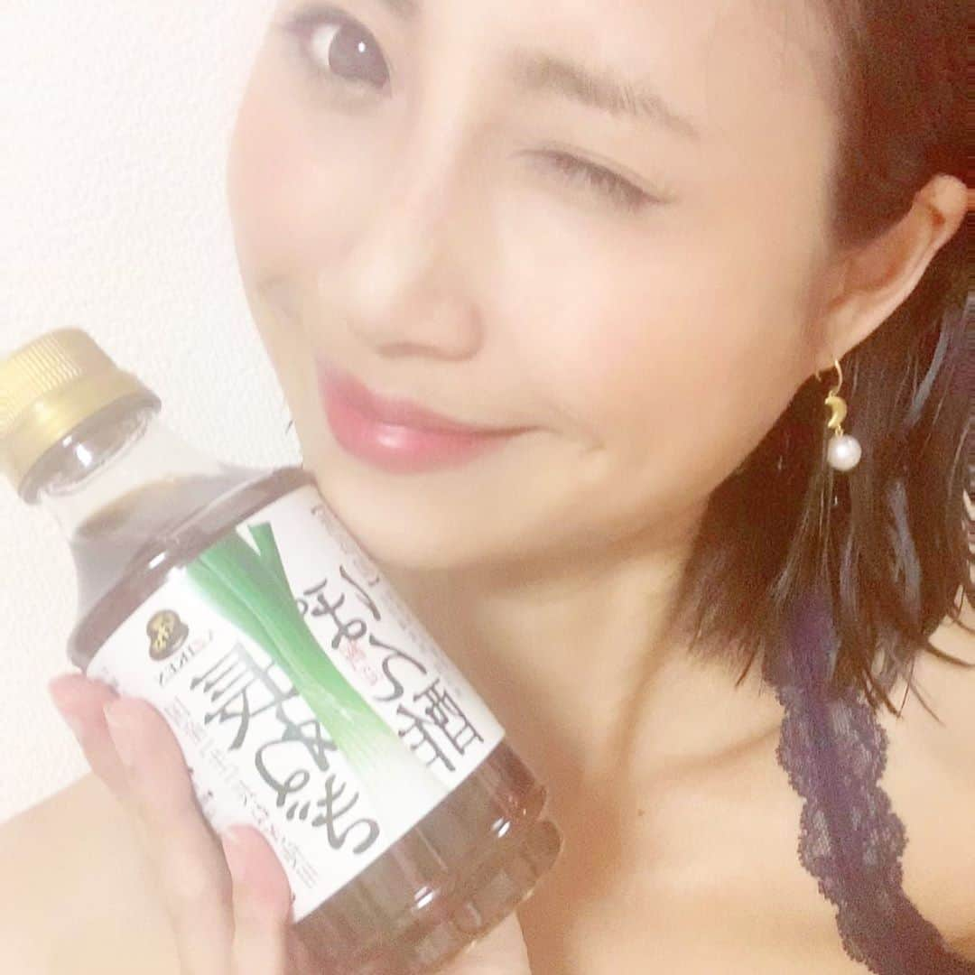 桜井未来さんのインスタグラム写真 - (桜井未来Instagram)「長ネギポン酢、無添加でめっちゃ美味しいよ😍💓  広報の仕事の為にYouTubeマスターしたくて、人のを見たりして勉強してたら、ついつい食べもの系動画を見てしまって🤣💦（笑） 大食いのロシアン佐藤さんが紹介してたのww  こちらで買えますよー💁‍♀️ @aziken1988  https://store.shopping.yahoo.co.jp/yamanashi-online/ajiken.html ・ 子供が食べるものは、身体に良い物を選びたい...☺️💓 ・ ・ ・ #無添加 #オーガニック #organic #レトルト #AZIKEN #味研　#長ねぎポン酢 #無添加たれ #ロシアン佐藤 #ChusmaWOMANS #男の子ママ #女の子ママ #ママ #baby #ママ友募集 #赤ちゃんのいる生活 #都内ママ #ベビスタグラム #mamagirl #ベビフル #コドモダカラ #コドモノ #ママリ #親バカ部 #ベビモ」9月1日 23時11分 - miki.sakurai0214