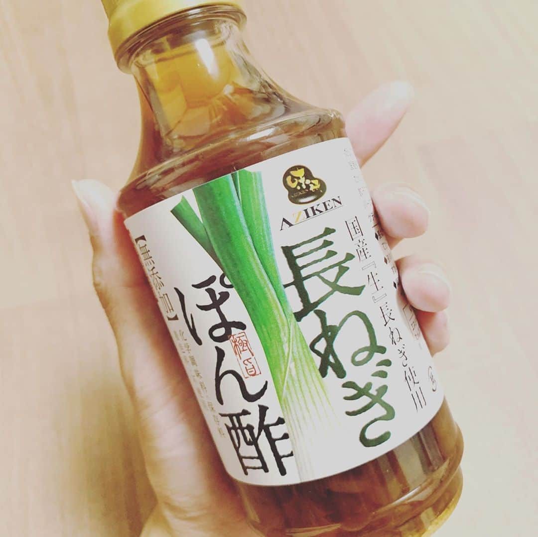 桜井未来さんのインスタグラム写真 - (桜井未来Instagram)「長ネギポン酢、無添加でめっちゃ美味しいよ😍💓  広報の仕事の為にYouTubeマスターしたくて、人のを見たりして勉強してたら、ついつい食べもの系動画を見てしまって🤣💦（笑） 大食いのロシアン佐藤さんが紹介してたのww  こちらで買えますよー💁‍♀️ @aziken1988  https://store.shopping.yahoo.co.jp/yamanashi-online/ajiken.html ・ 子供が食べるものは、身体に良い物を選びたい...☺️💓 ・ ・ ・ #無添加 #オーガニック #organic #レトルト #AZIKEN #味研　#長ねぎポン酢 #無添加たれ #ロシアン佐藤 #ChusmaWOMANS #男の子ママ #女の子ママ #ママ #baby #ママ友募集 #赤ちゃんのいる生活 #都内ママ #ベビスタグラム #mamagirl #ベビフル #コドモダカラ #コドモノ #ママリ #親バカ部 #ベビモ」9月1日 23時11分 - miki.sakurai0214