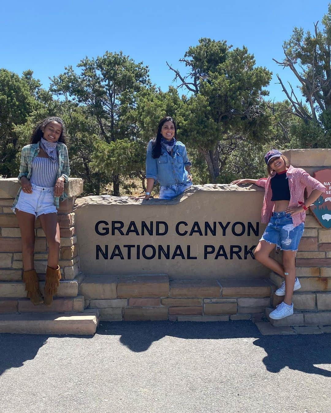 レイチェルロイさんのインスタグラム写真 - (レイチェルロイInstagram)「What a trip! Good bye summer explorations, America you are simply stunning & these cowgirls love you 🤠 & are grateful to have explored your vast lands together 🦅  #rachelroy  #arizona🌵  #grandcanyon  #grandcanyonnationalpark  #arixonalife #arizonaexplorers」9月1日 23時12分 - rachel_roy