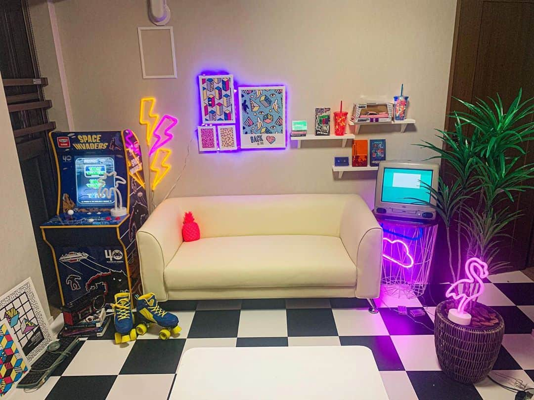 タケヤキ翔さんのインスタグラム写真 - (タケヤキ翔Instagram)「新しい撮影部屋。初代Macにインベーダーゲーム機。どっちも動くよ」9月1日 23時22分 - takeyakisyou