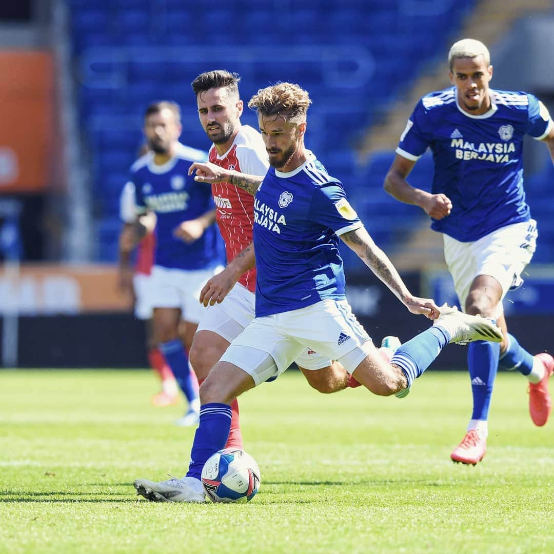 ジョー・ベネットのインスタグラム：「Final work done 💪🏼⚽️💙」