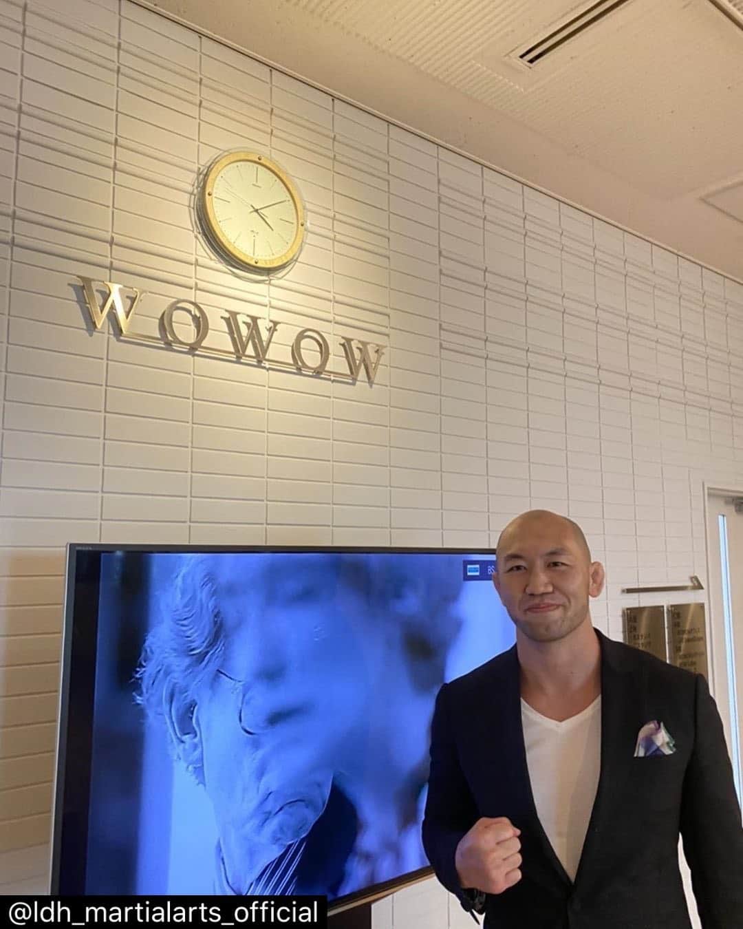 のインスタグラム：「久しぶりのWOWOW。自分vsアンデウソンシウバのタイトルマッチ、対戦以来初めてじっくり見て解説。収録ではあの時の感情が蘇った。あの日あの会場で、観客が作り出した凄まじい轟音。体感した全て、決して忘れることはない。45歳で今もなおトップ選手と戦い続ける男、アンデウソンの特集。ご覧ください！  ---------------------------------------- 【岡見勇信 TV出演情報📺‼️】﻿ ㅤㅤㅤ﻿ WOWOWライブにてご視聴いただける﻿ 『UFC 甦る名勝負選!』に﻿ 岡見勇信が出演いたします🔥✨﻿ ㅤㅤㅤ﻿ 今回特集される﻿ 『アンデウソン・シウバ選手』と﻿ 過去に2度の対戦経験のある岡見が、﻿ 選手や関係者だけが知る舞台裏など﻿ 当時の様子を振り返りながら語ります🔥✨﻿ ㅤㅤㅤ﻿ 【タイトル】﻿ UFC 甦る名勝負選! 華麗なるスパイダー 「アンデウソン・シウバ」﻿ ﻿ 【放送日時】﻿ 2020年9月5日(土) PM9:45〜﻿ ﻿ 【テレビ局】﻿ WOWOWライブ﻿ ﻿ 【出演者】﻿ ゲスト：岡見勇信﻿ 解説：髙阪剛﻿ 進行・実況：髙柳謙一﻿ ﻿ ぜひご覧ください‼️💪﻿ ㅤㅤㅤ﻿ #ldh #ldhmartialarts #exfight #exsuppli  #party #exprotein #workout #fitness #yoga #bodymake #gym  #筋トレ #ジム #トレーニング #ワークアウト #中目黒 #代官山 #恵比寿 #ファンクショナルトレーニング #キックボクシング #柔術 #格闘技 #ボディメイク  #プロテイン #ソイプロテイン #エクスサプリ #UFC甦る名勝負選!  #岡見勇信」