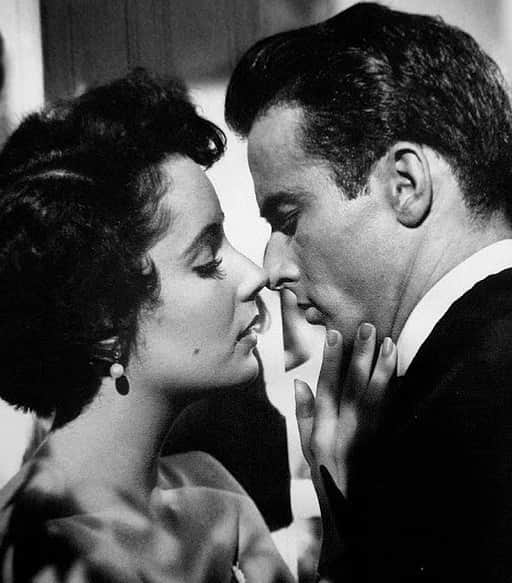 のインスタグラム：「A Place in the Sun starred Montgomery Clift and Elizabeth Taylor and was based on a book that told the real-life story of a deadly love triangle with a tragic conclusion. Who’s seen it? Comment your thoughts about this classic. 🌅📝📲 #aplaceinthesun #goldenageofhollywood #classicfilm」