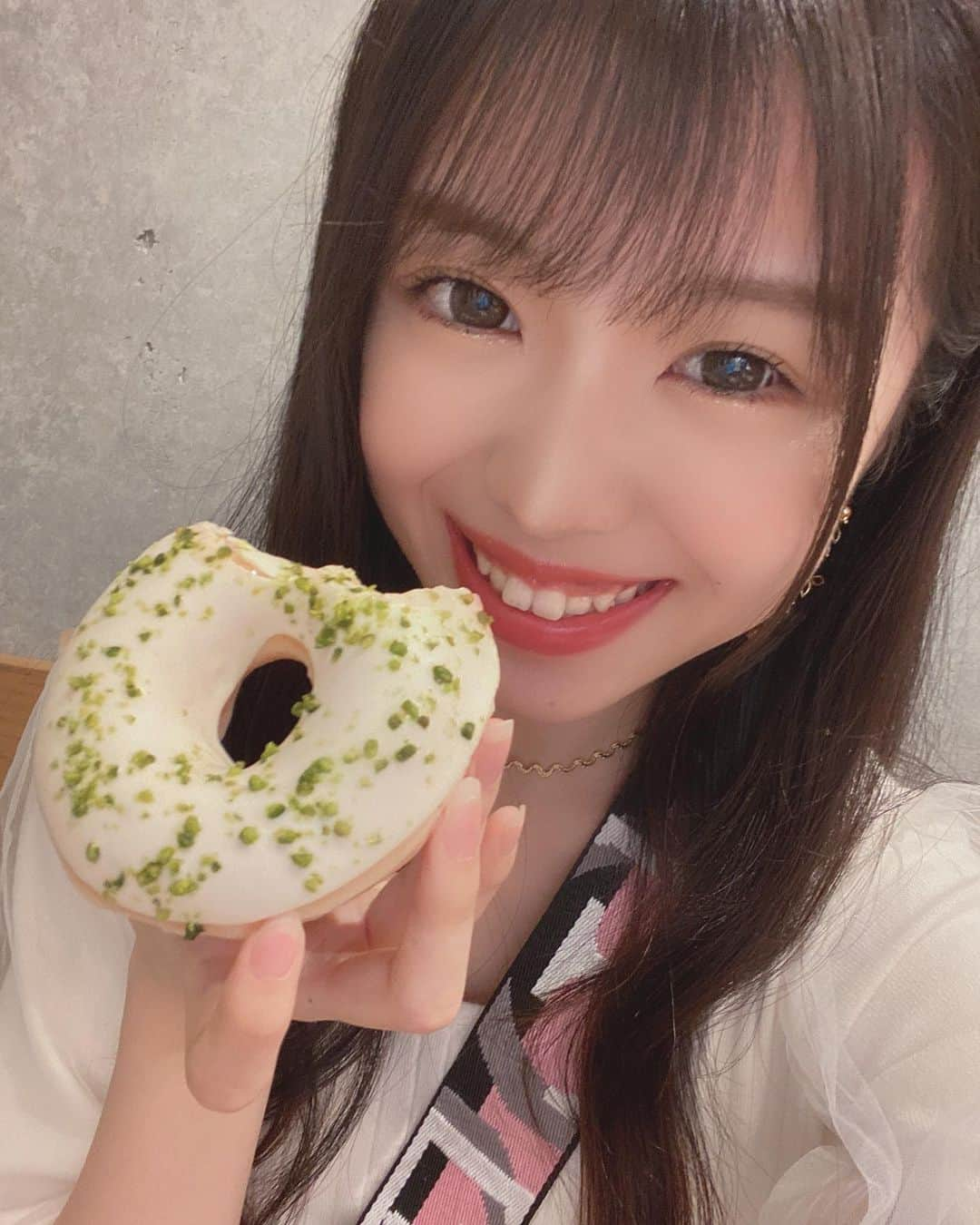 貞野遥香さんのインスタグラム写真 - (貞野遥香Instagram)「☆﻿ あまあま〜っ🤤💓🍩﻿ ﻿ ﻿ ﻿ ﻿ ホワイトチョコ×ピスタチオ﻿ ﻿ 好きなもの尽くしで最高ーー🥺❣️❣️﻿ ﻿ ﻿ ﻿ ﻿ #クリスピークリームドーナツ #ドーナツ #ホワイトチョコ #ピスタチオ #ミルクティー #カフェ #甘いもの #甘党 #あまあま #食べ物 #NMB48」9月1日 23時33分 - _haruka_sadano06