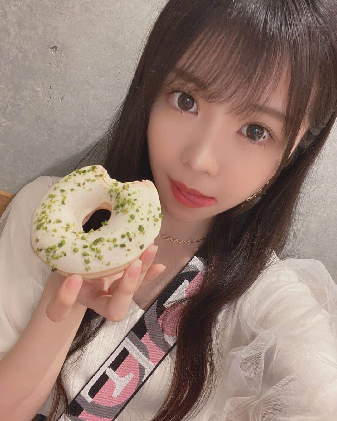 貞野遥香さんのインスタグラム写真 - (貞野遥香Instagram)「☆﻿ あまあま〜っ🤤💓🍩﻿ ﻿ ﻿ ﻿ ﻿ ホワイトチョコ×ピスタチオ﻿ ﻿ 好きなもの尽くしで最高ーー🥺❣️❣️﻿ ﻿ ﻿ ﻿ ﻿ #クリスピークリームドーナツ #ドーナツ #ホワイトチョコ #ピスタチオ #ミルクティー #カフェ #甘いもの #甘党 #あまあま #食べ物 #NMB48」9月1日 23時33分 - _haruka_sadano06