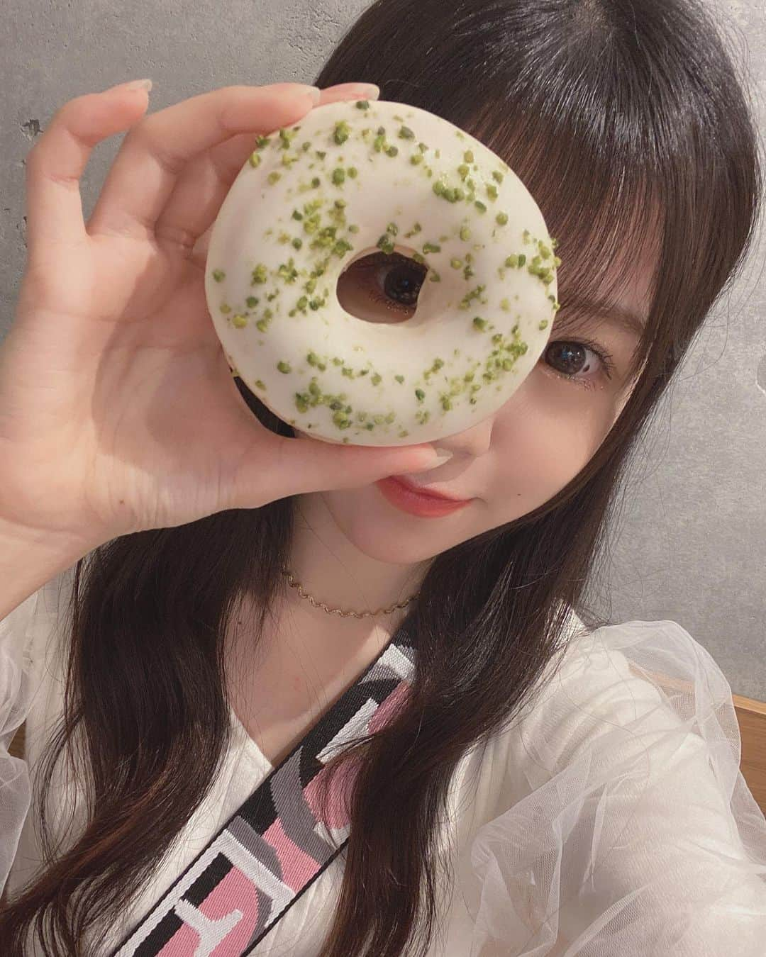 貞野遥香さんのインスタグラム写真 - (貞野遥香Instagram)「☆﻿ あまあま〜っ🤤💓🍩﻿ ﻿ ﻿ ﻿ ﻿ ホワイトチョコ×ピスタチオ﻿ ﻿ 好きなもの尽くしで最高ーー🥺❣️❣️﻿ ﻿ ﻿ ﻿ ﻿ #クリスピークリームドーナツ #ドーナツ #ホワイトチョコ #ピスタチオ #ミルクティー #カフェ #甘いもの #甘党 #あまあま #食べ物 #NMB48」9月1日 23時33分 - _haruka_sadano06