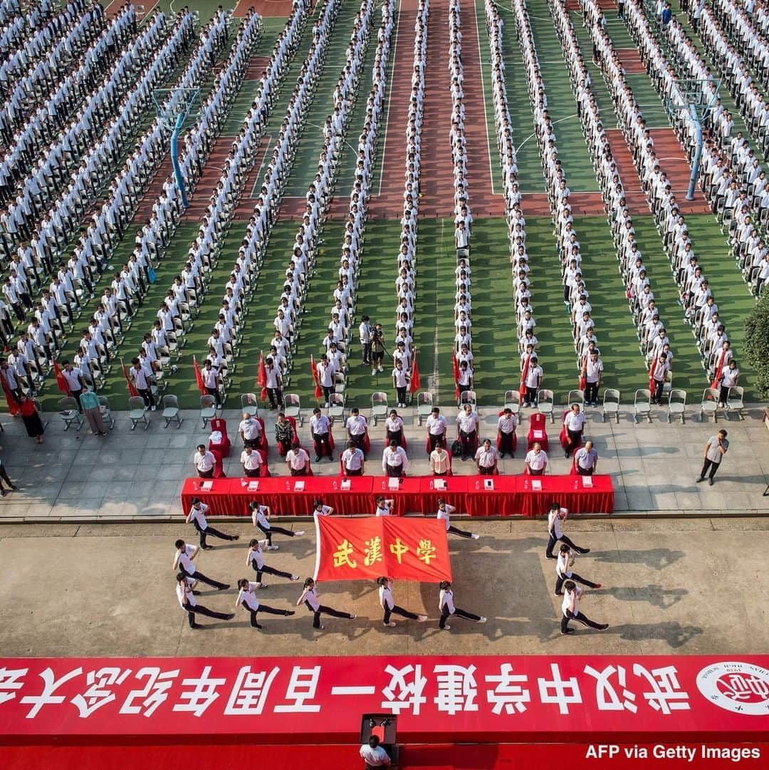ABC Newsさんのインスタグラム写真 - (ABC NewsInstagram)「Students attend a ceremony to kick off the new semester in Wuhan High School. Chinese students began a full return to regular classes Tuesday following two weeks without reported new cases of local transmission in the country. #china #wuhan #coronavirus #covid19 #schoolreopening」9月1日 23時28分 - abcnews