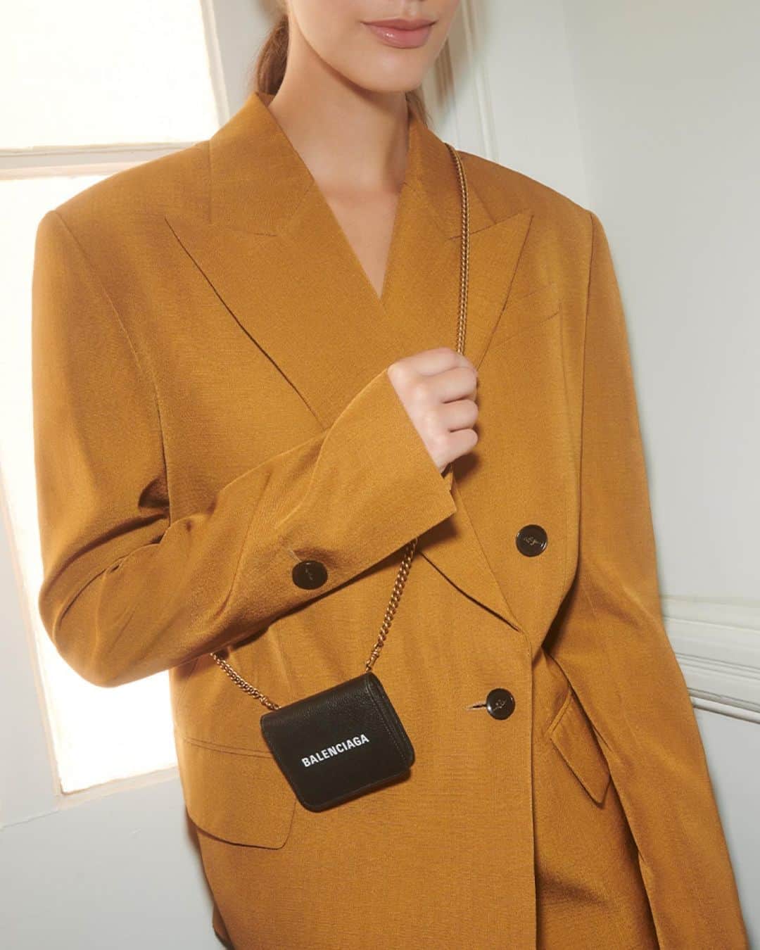 Saks Fifth Avenueのインスタグラム：「@balenciaga's wallet-on-chain mini bag is for storing just the essentials. #SaksStyle」