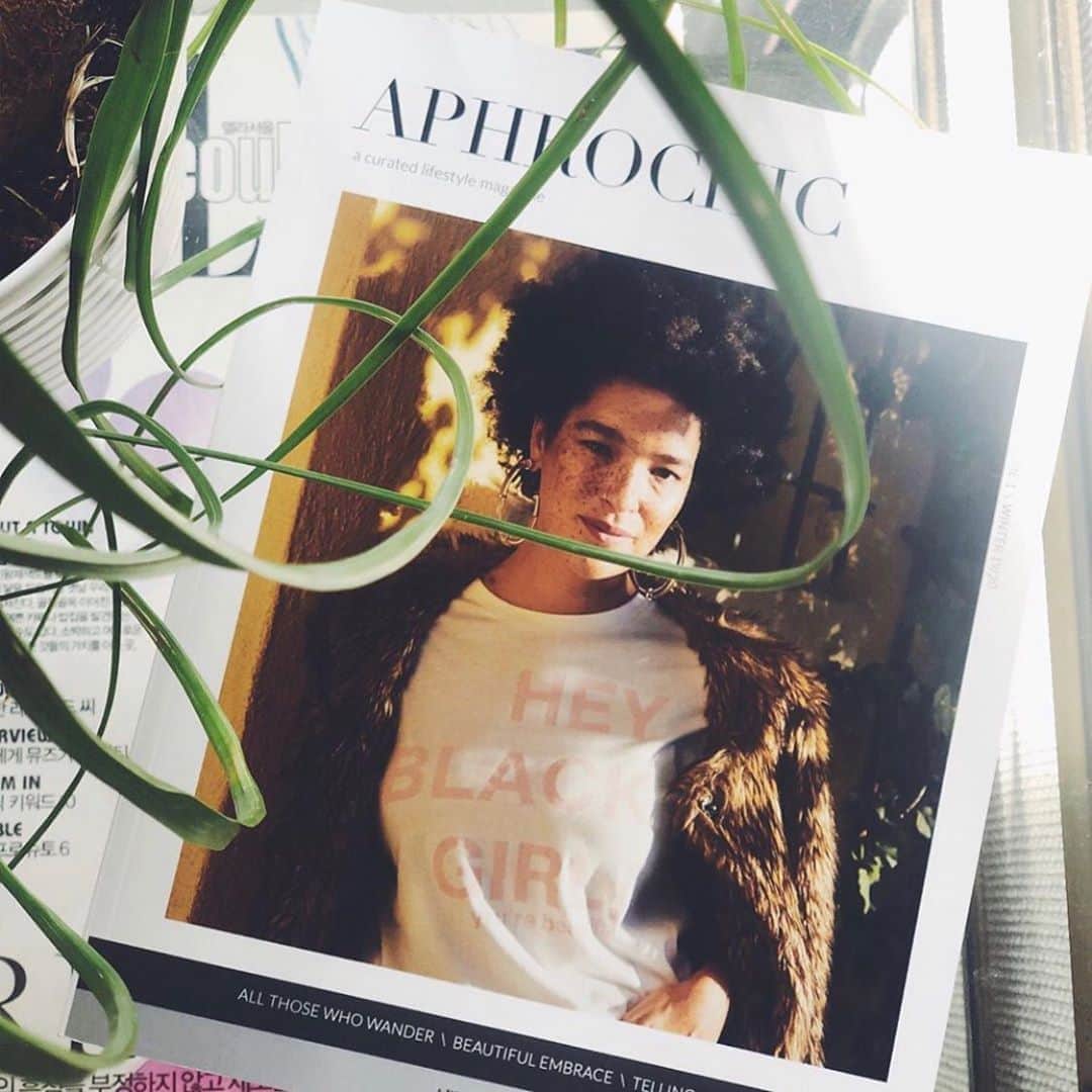 のインスタグラム：「““I want us to have more open and honest conversations about the state of Black womanhood. I want Black women to know that we are loved and valued and all that starts from within ourselves. We have so much power, and I want to help us tap into all of it and really thrive.”   Issue 2 of @aphrochic Magazine featuring model, activist and meditation teacher, @nikiaphoenix   📷 @garruppo」