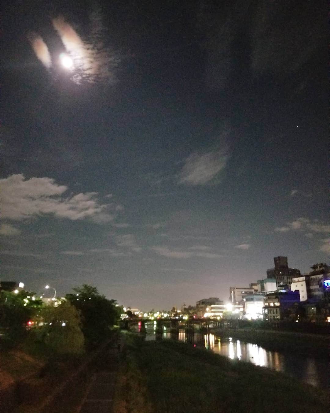 谷口キヨコさんのインスタグラム写真 - (谷口キヨコInstagram)「三条大橋から南をのぞむ。今日は満月なのかな。朧月夜🌃風がとても気持ちよい夜です。」9月1日 23時30分 - kiyokotaniguchi