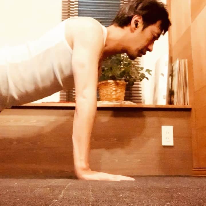 のインスタグラム：「地面に近付いたり離れたりして6ヶ月目突入。 #早送りすると#ヤケクソに見える#滝汗#なんぼやっても#細っっそ」