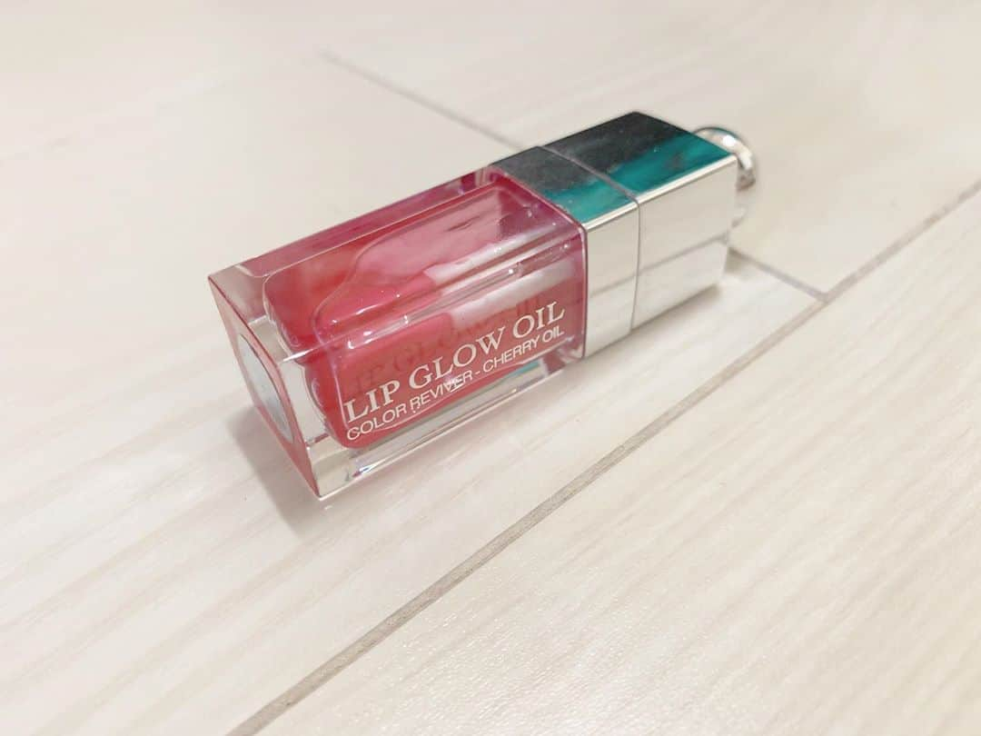 双葉凛乃さんのインスタグラム写真 - (双葉凛乃Instagram)「💄  dior / lip glow oil  生誕の時に頂いたやつ💋 他にも何色かもってるんだけど、 どの色も可愛いし、あんまり似合わなかったリップの上から重ねて新しい色味で楽しんだりしてる🥺💕  ライブの時は髪ついちゃうから あんまり使わないけど、普段使いしてる~ ちょっと時間経つと青み系になるけど、 赤系ならイエベでも全然使いやすい、おすすめ✨  #dior #lip #lipglowoil #リップ #ディオール #cosme #コスメ #お気に入りコスメ」9月1日 23時33分 - oo_nemunemu_inu