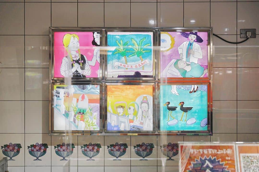 言身寸 in Tainan, Taiwanさんのインスタグラム写真 - (言身寸 in Tainan, TaiwanInstagram)「仙女要下凡泡火鍋店，大帝要求她謹言慎行，因為她說的話，都會立即實現。    仙女很開心，下凡一到敦南店，碰到穿搭古著混搭潮流拼貼後現代人稱穿搭小郎君的敦南店店長，她非常高興的說：「你超會搭！」    結果下一秒店長變成了  . . . . 黏在鍋底的豬血糕    -  火鍋店泡仙女  倪瑞宏x詹記  仙女們從仙山裡出來，好不容易抵達這座城市，她們想要好好泡上一個熱水澡，一路尋找城裡著名的火鍋店。灑進麻辣浴粉，火鍋湯池裡的她們有的正在泡澡、淋浴、或是一邊哼著歌在鏡子前擦著香水、梳理頭髮。泡著泡著，身體也熱得紅通通，變成城市裡人們口耳相傳的火鍋店仙女。  - 《13個房間創作藝術節》 【店家裝置展區】 - #詹記麻辣火鍋敦南店  @chanchihotpotlab - Design #本事空間製作所 @skillabilitydept  #龍圍室內設計 @lw_interiordesign - 2020.9.1 #taiwan #taipei #design #interiordesign #台灣 #台湾 #台北 #設計 #建築写真 #店舗設計 #設計事務所 #商店建築」9月1日 23時35分 - kukud83