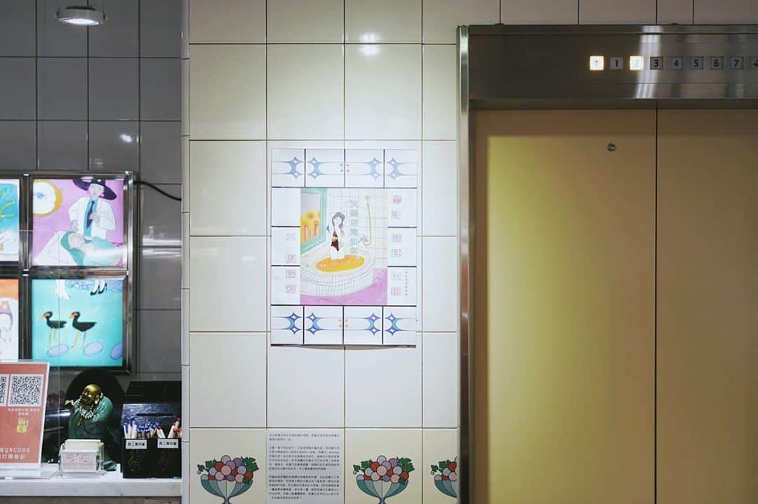 言身寸 in Tainan, Taiwanさんのインスタグラム写真 - (言身寸 in Tainan, TaiwanInstagram)「仙女要下凡泡火鍋店，大帝要求她謹言慎行，因為她說的話，都會立即實現。    仙女很開心，下凡一到敦南店，碰到穿搭古著混搭潮流拼貼後現代人稱穿搭小郎君的敦南店店長，她非常高興的說：「你超會搭！」    結果下一秒店長變成了  . . . . 黏在鍋底的豬血糕    -  火鍋店泡仙女  倪瑞宏x詹記  仙女們從仙山裡出來，好不容易抵達這座城市，她們想要好好泡上一個熱水澡，一路尋找城裡著名的火鍋店。灑進麻辣浴粉，火鍋湯池裡的她們有的正在泡澡、淋浴、或是一邊哼著歌在鏡子前擦著香水、梳理頭髮。泡著泡著，身體也熱得紅通通，變成城市裡人們口耳相傳的火鍋店仙女。  - 《13個房間創作藝術節》 【店家裝置展區】 - #詹記麻辣火鍋敦南店  @chanchihotpotlab - Design #本事空間製作所 @skillabilitydept  #龍圍室內設計 @lw_interiordesign - 2020.9.1 #taiwan #taipei #design #interiordesign #台灣 #台湾 #台北 #設計 #建築写真 #店舗設計 #設計事務所 #商店建築」9月1日 23時35分 - kukud83