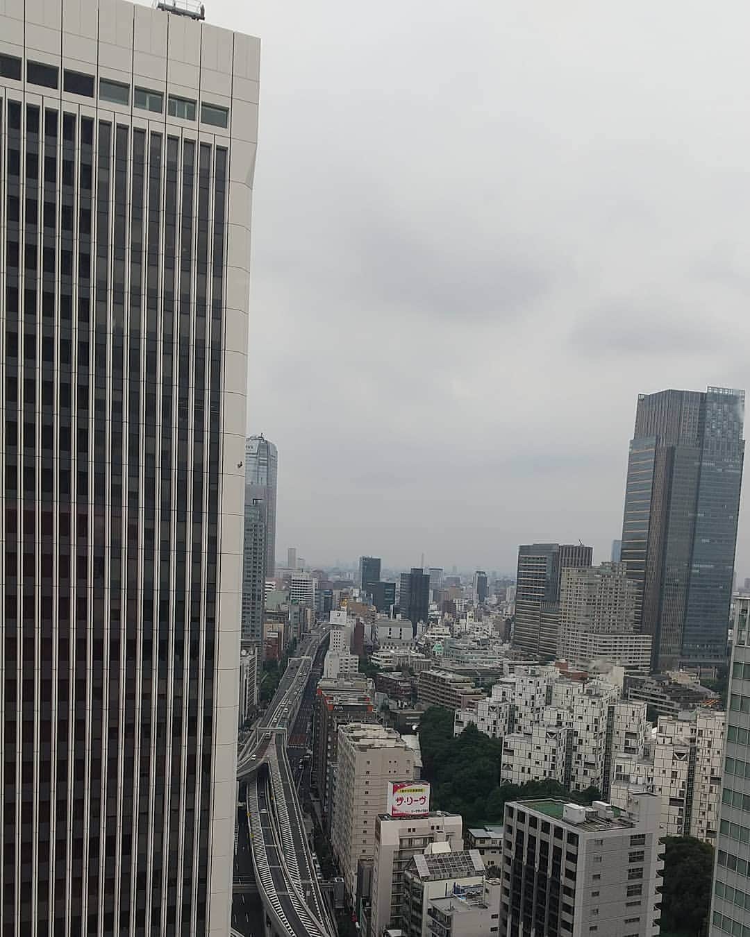 松坂南さんのインスタグラム写真 - (松坂南Instagram)「都会の空、、なんとなく曇天🌥️  #lovethesky  #tokyo」9月1日 23時35分 - minami_matsuzaka