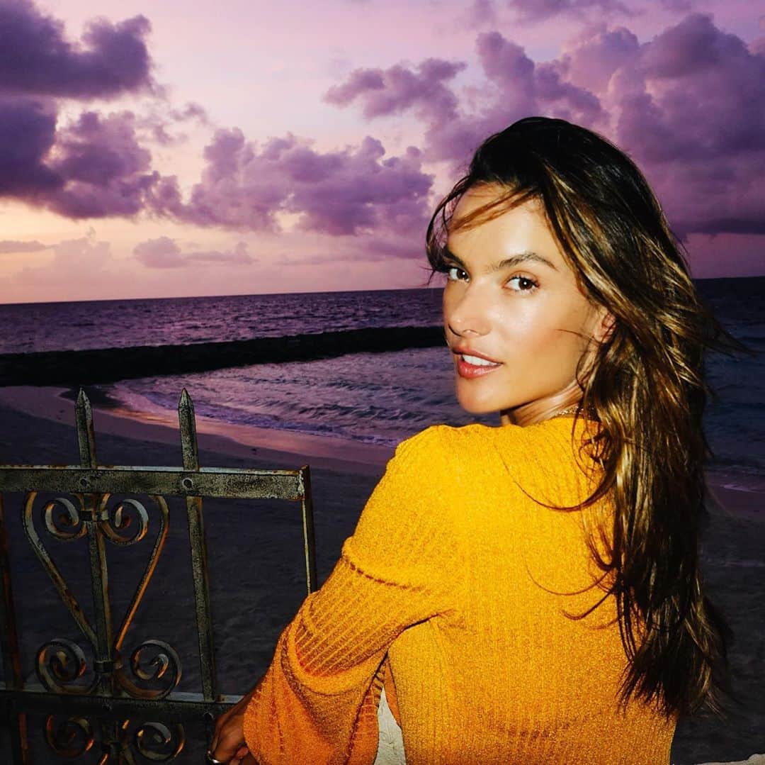 アレッサンドラ・アンブロジオさんのインスタグラム写真 - (アレッサンドラ・アンブロジオInstagram)「Sunset Bliss 🧡🌅💜」9月1日 23時38分 - alessandraambrosio