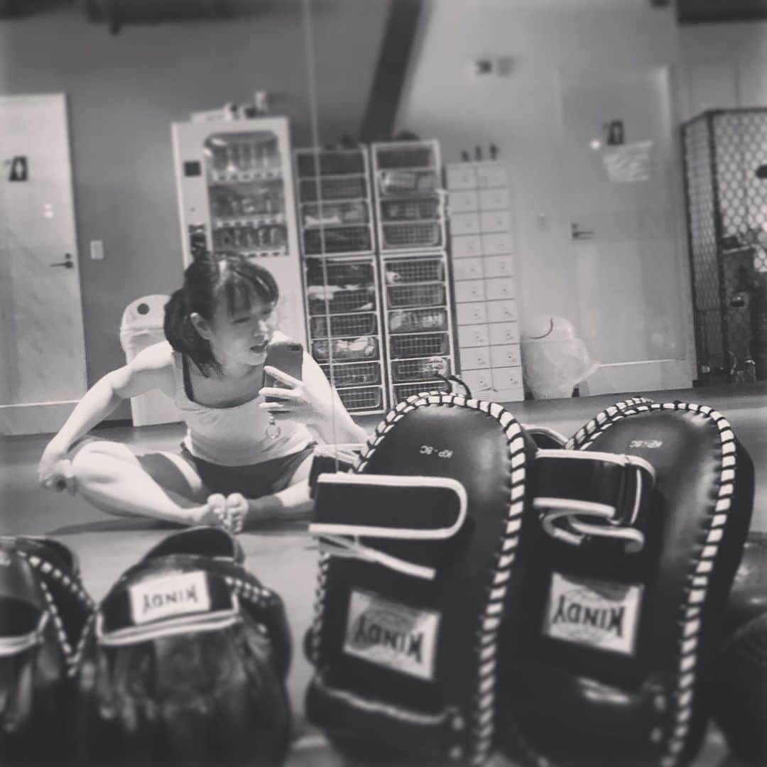 佐々木心音さんのインスタグラム写真 - (佐々木心音Instagram)「キックボクシング再開。 汗を流して しんどい楽しい時間は 脂肪だけじゃなく 色んな思考を溶かしてくれる。 . また、がんばります。 取り戻す、筋肉。 . 何も考えずに、動く。 . @showtime_gym  . . #gym #training #refresh #kickboxing #nexttry #showtime #monochrome #instagram #japanesegirl #actress #singersongwriter #kokonesasaki  #キックボクシング #再開 #何も考えずに #ひたすら動く #汗と一緒に #心もデトックス #あの子も好きだった #トレーニング　#彼女の分まで生きる #筋肉よ来い #佐々木心音」9月1日 23時48分 - sasakikokone