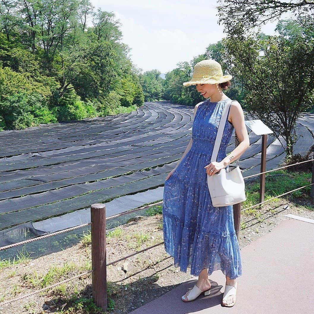 泉マリコさんのインスタグラム写真 - (泉マリコInstagram)「時差だけど、夏の思い出が溜まってるのでマイペースに投稿していきます😎🌈 . 家族でドライブ小旅行したときのコーデ👗 . onepiece @milaowen_official  bag @soglia_official  hat @14plusjp  . この日の着用アイテムはかわいいけど使い勝手もすごく良くてお気に入りなアイテムばかりでした💮 . ミラオーウェンのワンピースは去年のものだけど、くすみブルー&花柄で今秋まで絶対使える☺️ . #夏コーデ #秋まで使える #ワンピース #ワンピースコーデ #スーパーバイラーズ #バイラ #baila #読者モデル」9月1日 23時48分 - mariko_i0902