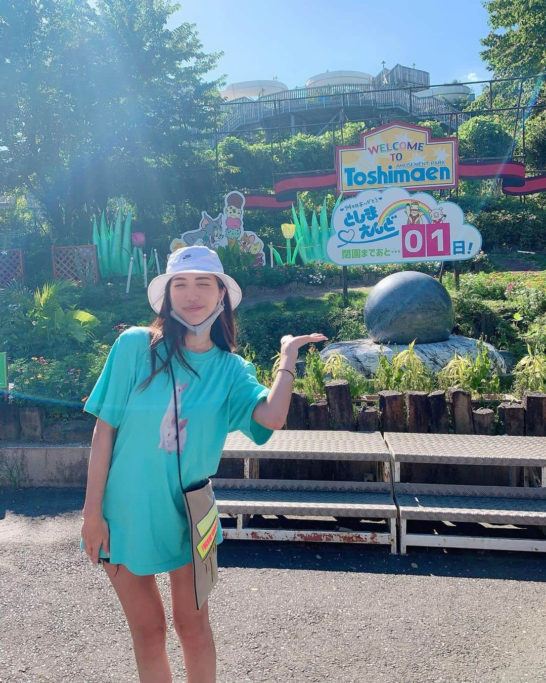 眞木美咲パメラさんのインスタグラム写真 - (眞木美咲パメラInstagram)「🎠  閉園前に滑り込みでとしまえんに行ってきたよ🧡  美容学生のときの運動会はとしまえんのグラウンドを借りてやってたから今は駐車場になってたグラウンドの砂利が懐かしかったです🙂  園内も入ったことあったけどゆっくり歩いて乗り物乗れたのは初めてだったからめちゃくちゃ楽しかった！  揺れる船と歩くライオンに乗ったんだけど船はもう怖くて怖くて安全バー掴む手が筋肉痛になりました🤣  動画はライオンの使い方が分からなくて止まっちゃったって言ってるところ  お化け屋敷は暗すぎてあんまりよくわかりませんでした メリーゴーランドはとても綺麗だったよ  最後に行けて幸せだった✨  ９４年間お疲れ様でした🎡💕  #としまえん #fr2#newneu」9月1日 23時48分 - pamypamypamy