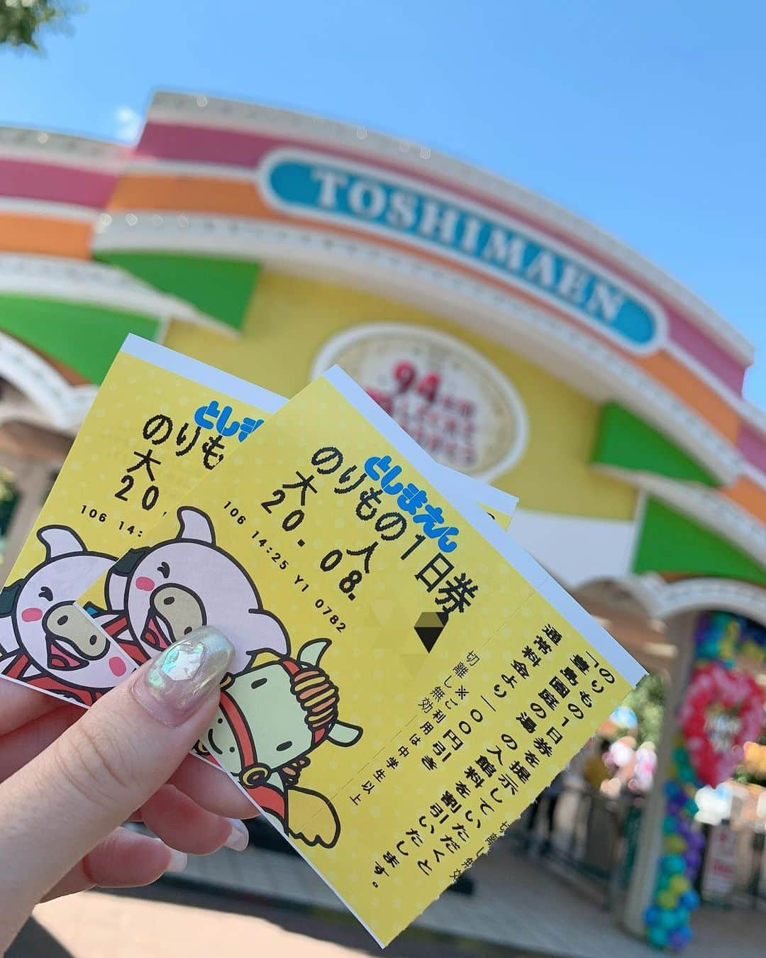 眞木美咲パメラさんのインスタグラム写真 - (眞木美咲パメラInstagram)「🎠  閉園前に滑り込みでとしまえんに行ってきたよ🧡  美容学生のときの運動会はとしまえんのグラウンドを借りてやってたから今は駐車場になってたグラウンドの砂利が懐かしかったです🙂  園内も入ったことあったけどゆっくり歩いて乗り物乗れたのは初めてだったからめちゃくちゃ楽しかった！  揺れる船と歩くライオンに乗ったんだけど船はもう怖くて怖くて安全バー掴む手が筋肉痛になりました🤣  動画はライオンの使い方が分からなくて止まっちゃったって言ってるところ  お化け屋敷は暗すぎてあんまりよくわかりませんでした メリーゴーランドはとても綺麗だったよ  最後に行けて幸せだった✨  ９４年間お疲れ様でした🎡💕  #としまえん #fr2#newneu」9月1日 23時48分 - pamypamypamy