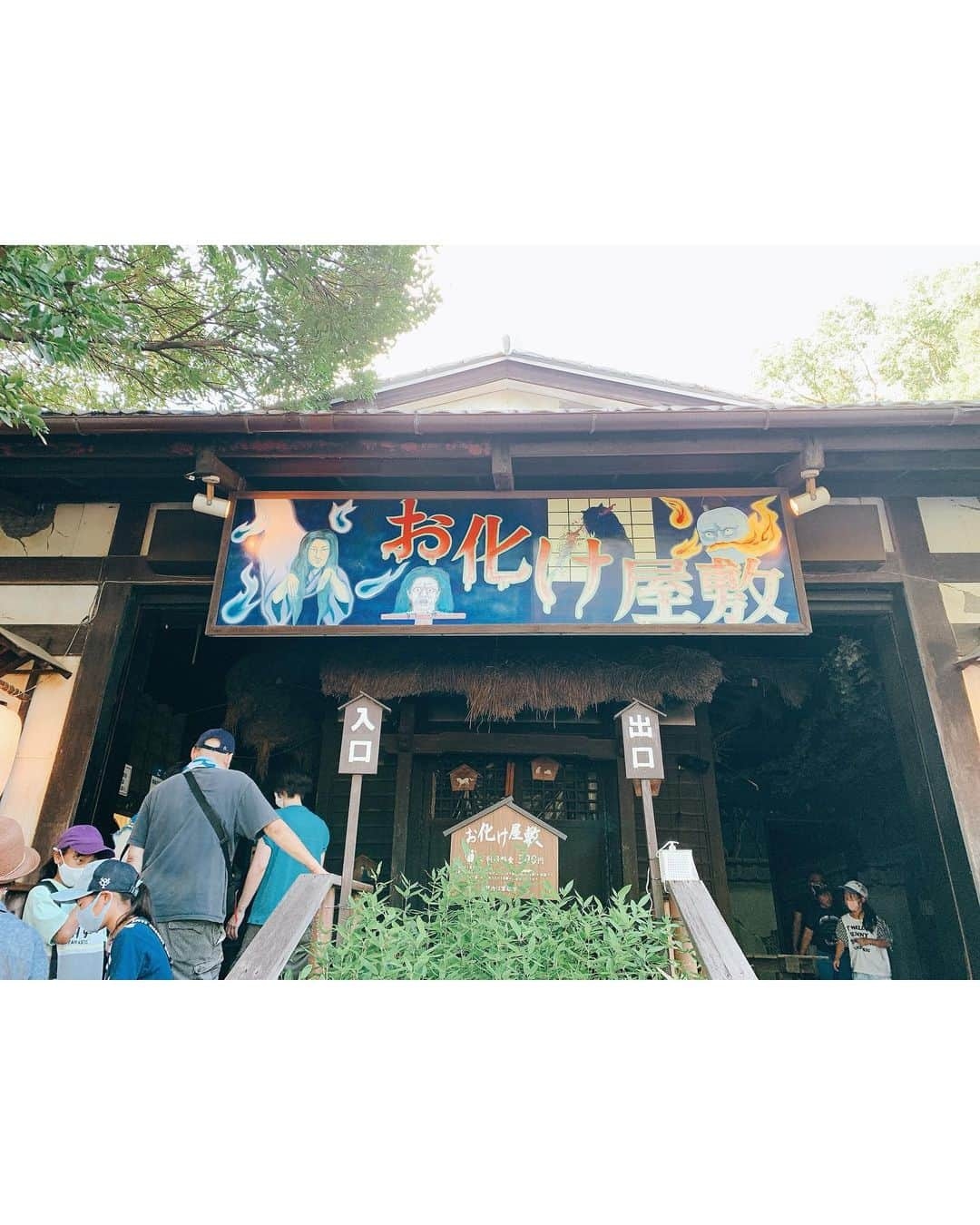 眞木美咲パメラさんのインスタグラム写真 - (眞木美咲パメラInstagram)「🎠  閉園前に滑り込みでとしまえんに行ってきたよ🧡  美容学生のときの運動会はとしまえんのグラウンドを借りてやってたから今は駐車場になってたグラウンドの砂利が懐かしかったです🙂  園内も入ったことあったけどゆっくり歩いて乗り物乗れたのは初めてだったからめちゃくちゃ楽しかった！  揺れる船と歩くライオンに乗ったんだけど船はもう怖くて怖くて安全バー掴む手が筋肉痛になりました🤣  動画はライオンの使い方が分からなくて止まっちゃったって言ってるところ  お化け屋敷は暗すぎてあんまりよくわかりませんでした メリーゴーランドはとても綺麗だったよ  最後に行けて幸せだった✨  ９４年間お疲れ様でした🎡💕  #としまえん #fr2#newneu」9月1日 23時48分 - pamypamypamy