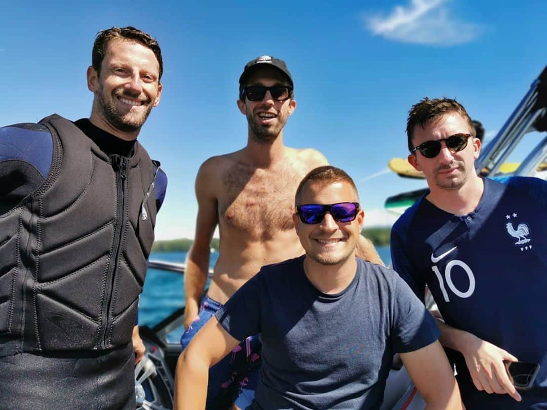 ロマン・グロージャンのインスタグラム：「Friends' power 🙏 #r8g #home #lake #ride  @mcboatcompany」