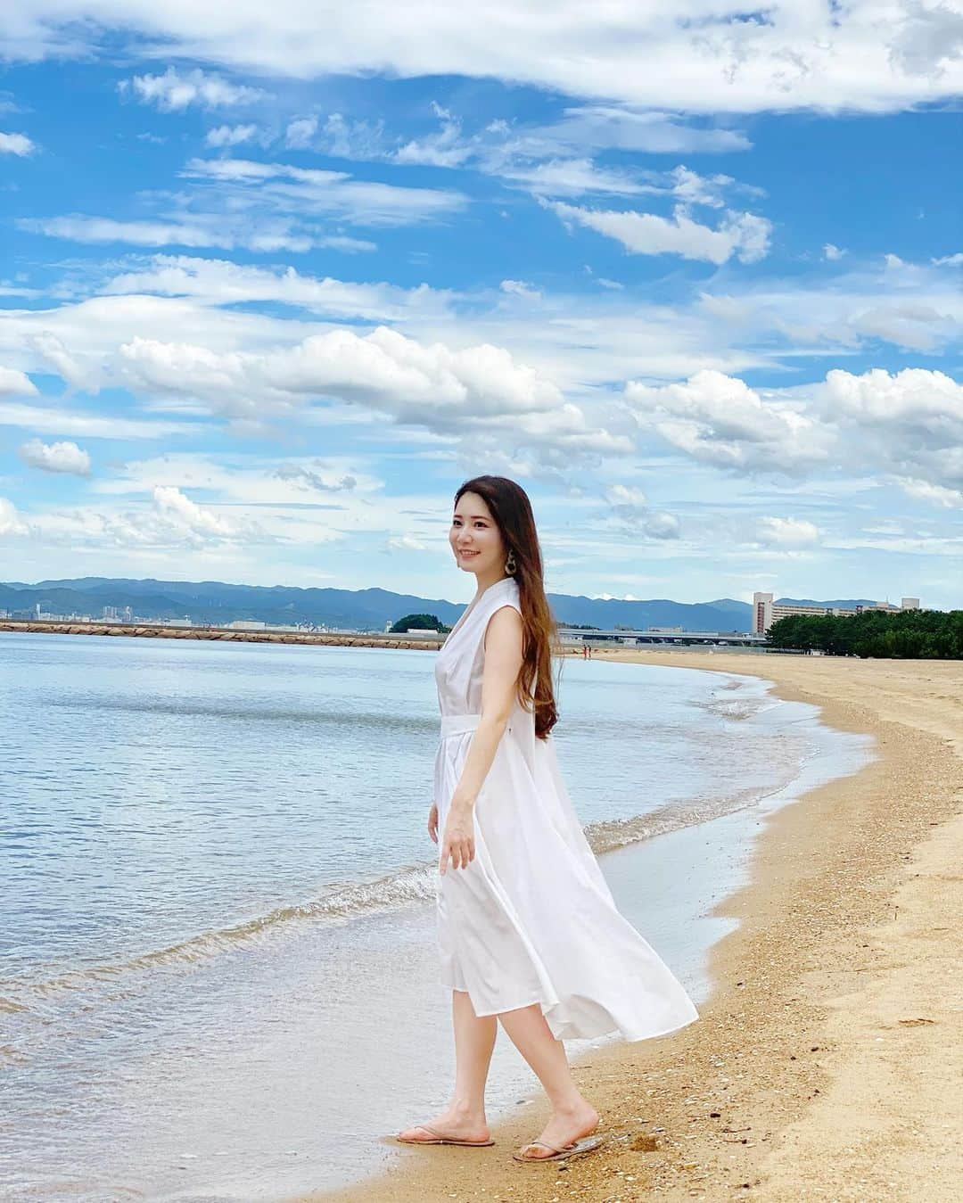 石橋あこさんのインスタグラム写真 - (石橋あこInstagram)「青い空に曇🐬 この後すごい不穏な雲きた🌩 加工なしでこの色iPhone様🙇‍♀️ * 白いワンピースだいすき one-piece #raybeams #beams * #海#海水浴#福岡海#ももち浜#ももち #マリゾン#福岡タワー#夏#summer」9月1日 23時52分 - acococo120