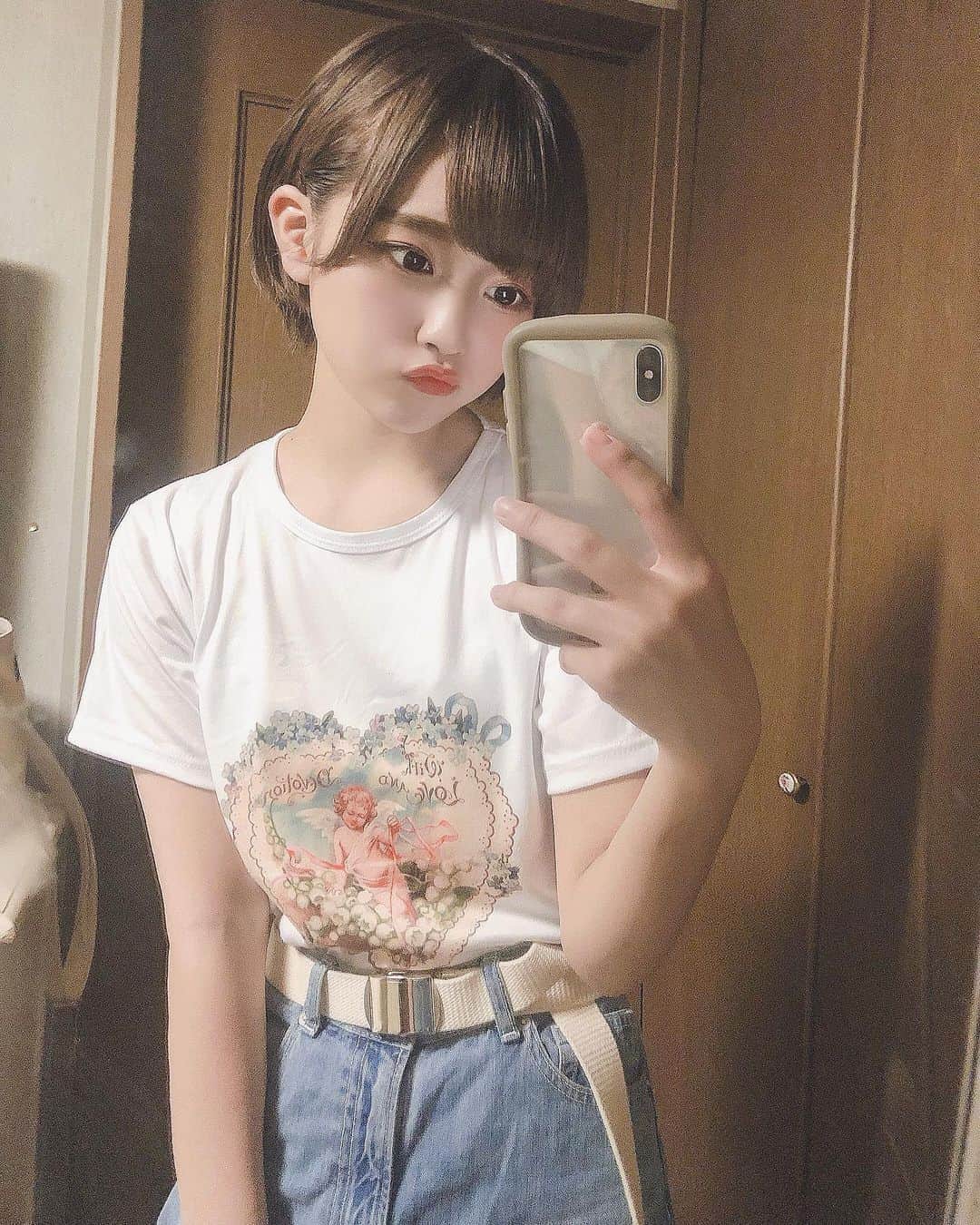 香月杏珠さんのインスタグラム写真 - (香月杏珠Instagram)「・ ・ ・ ・ 最近カワイイTシャツ集めるのめちゃくちゃハマってるんだよね🤍  韓国のブランドのお洋服なんだけど ファンの方から頂いてめちゃくちゃ嬉しいね☁️☁️  ありがとう- ̗̀ ♡ ̖́-  Tシャツマニアになりつつあるけど、9月になってしまいもう夏も終わり、、？  と思いきや、全然暑いからまだまだ着れそうで嬉しいねˊᵕˋ  Tシャツは優秀だよ、、上からパーカーでもカーディガンでも何でもかわいいからね、、◎  みんなはハマってるファッションとかある ？  ・   #白色が好きだから  #ほぼ白のTシャツばっかり  #服汚す天才なのに  #細心の注意払って  #毎日着てる  #(笑)   #tシャツ   #tシャツコーデ」9月1日 23時52分 - anjyu_neko