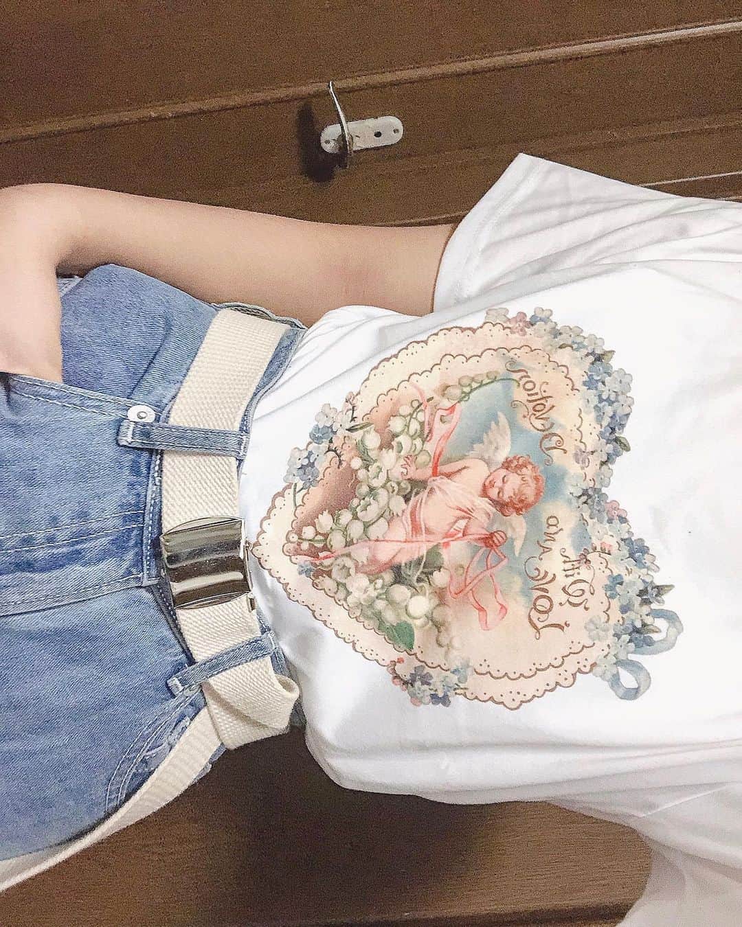 香月杏珠さんのインスタグラム写真 - (香月杏珠Instagram)「・ ・ ・ ・ 最近カワイイTシャツ集めるのめちゃくちゃハマってるんだよね🤍  韓国のブランドのお洋服なんだけど ファンの方から頂いてめちゃくちゃ嬉しいね☁️☁️  ありがとう- ̗̀ ♡ ̖́-  Tシャツマニアになりつつあるけど、9月になってしまいもう夏も終わり、、？  と思いきや、全然暑いからまだまだ着れそうで嬉しいねˊᵕˋ  Tシャツは優秀だよ、、上からパーカーでもカーディガンでも何でもかわいいからね、、◎  みんなはハマってるファッションとかある ？  ・   #白色が好きだから  #ほぼ白のTシャツばっかり  #服汚す天才なのに  #細心の注意払って  #毎日着てる  #(笑)   #tシャツ   #tシャツコーデ」9月1日 23時52分 - anjyu_neko