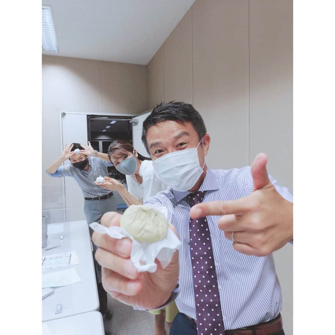 のインスタグラム：「9月になりました。 . 月・火の #アップ は、引き続きこのメンバーです。 今日はスタッフからもらった #栗きんとん に大喜び。 . 愛子さんは変わらず誰よりも笑顔でおやつを食べています。 こちらは、フジパン×ドデスカのコラボパン。 もっちーのイラストにも注目です。 . . #メーテレ #佐藤裕二 #石神愛子 #ドデスカ #望木聡子 #ウルフィ #上坂嵩」