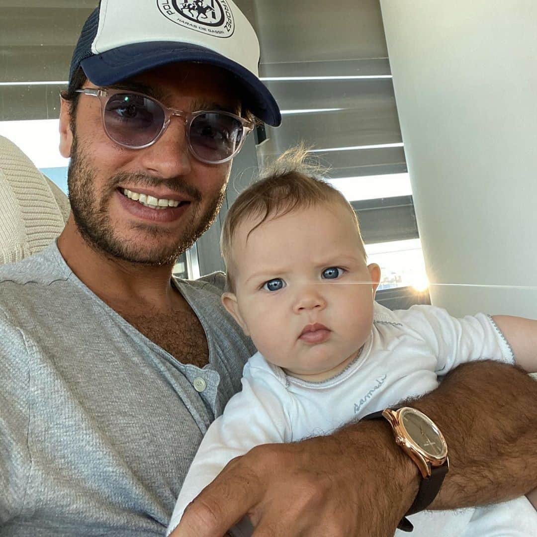 のインスタグラム：「A happy daddy with a "smart" watch !  You couldn't have found a better companion to help you with the rhythm of your daddy life, @clementgrenier7 !  #FrederiqueConstant #VitalitySmartwatch #AccessibleLuxury Check our bio to find out more about this watch. ⌚ Smartwatch Gents Vitality」