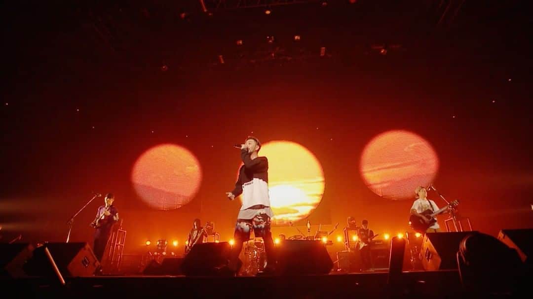 ORANGE RANGEのインスタグラム：「#ORANGERANGE バンド結成15周年を記念して行われた #47都道府県DEカーニバル の日本武道館公演より、「落陽」の #レンジのライブ 映像公開📺 アンコールに披露した優しく鳴り響く三線の音色と、琉球音楽が混ざり合う心地よいミディアム・ナンバー🌇 https://youtu.be/dhcaig_M9-A  🍊#ORANGERANGE Haisai🍊 #dTV ほか主要配信サイトおよび各サブスクリプションサービスでも配信開始🎧 https://jvcmusic.lnk.to/ORANGERANGE @orangerange_official」