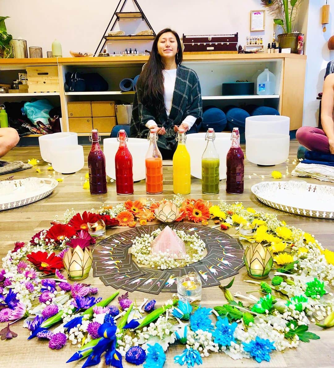 オリビア・タイのインスタグラム：「Do you practice mindfulness?  My mindfulness journey began from a place of skepticism, but now, after six years of practicing, I cannot imagine my life without it. I was a completely different person before I started dedicating time to mindfulness, meditation, and ultimately, self care.  We must put our oxygen mask on first before we can help others with theirs. How can we genuinely and wholeheartedly give to and love others when we have not held space for ourselves first?  I truly believe that the world would be a better place with more mindfulness 🧘‍♀️   Photo taken at one of our beautiful events in San Diego, California with @yogacitie and @happieyoga - @_soulreboot   . . . . . #life #positivity #fashion #lifestyle #fitness #yoga #happiness #spirituality #positivevibes #motivation #meditation #art #loveyourself #photography #selflove #goals #success #healing #selfcare #mindset #goodvibes #spiritual #inspiration #happy #entrepreneur #quotes #beautiful #peace #love #health」